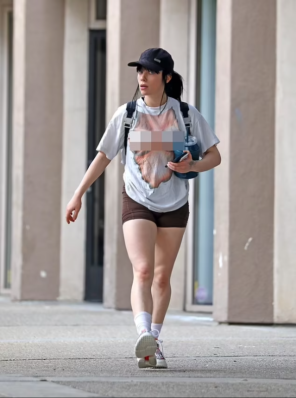 Turning heads: For her workout, the seven-time Grammy winner wore her ...